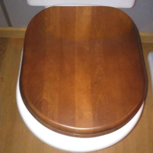 Tapa + asiento inodoro en madera con bisagra bronce modelo Mayfair serie Mayfair, acabado en acabado